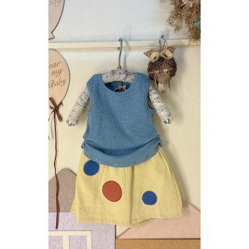 藍色坑條背心搭配亮黃色大圓點貼布刺繡裙的兩件式套裝