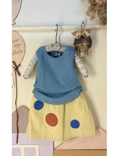 藍色坑條背心搭配亮黃色大圓點貼布刺繡裙的兩件式套裝