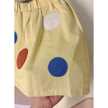 藍色坑條背心搭配亮黃色大圓點貼布刺繡裙的兩件式套裝