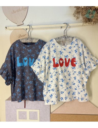 復古甜美的滿版碎花荷葉袖「LOVE」